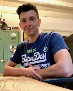 Op de foto zie je Edward Hendriks, oprichter van het e-book Online Geld Verdienen In 10 Stappen